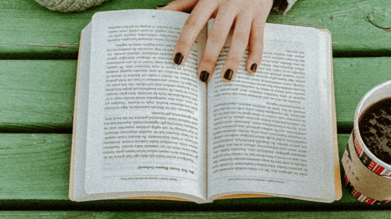 Capa de post: 3 Clubes do livro em Maringá para sair de frente das telas em 2025