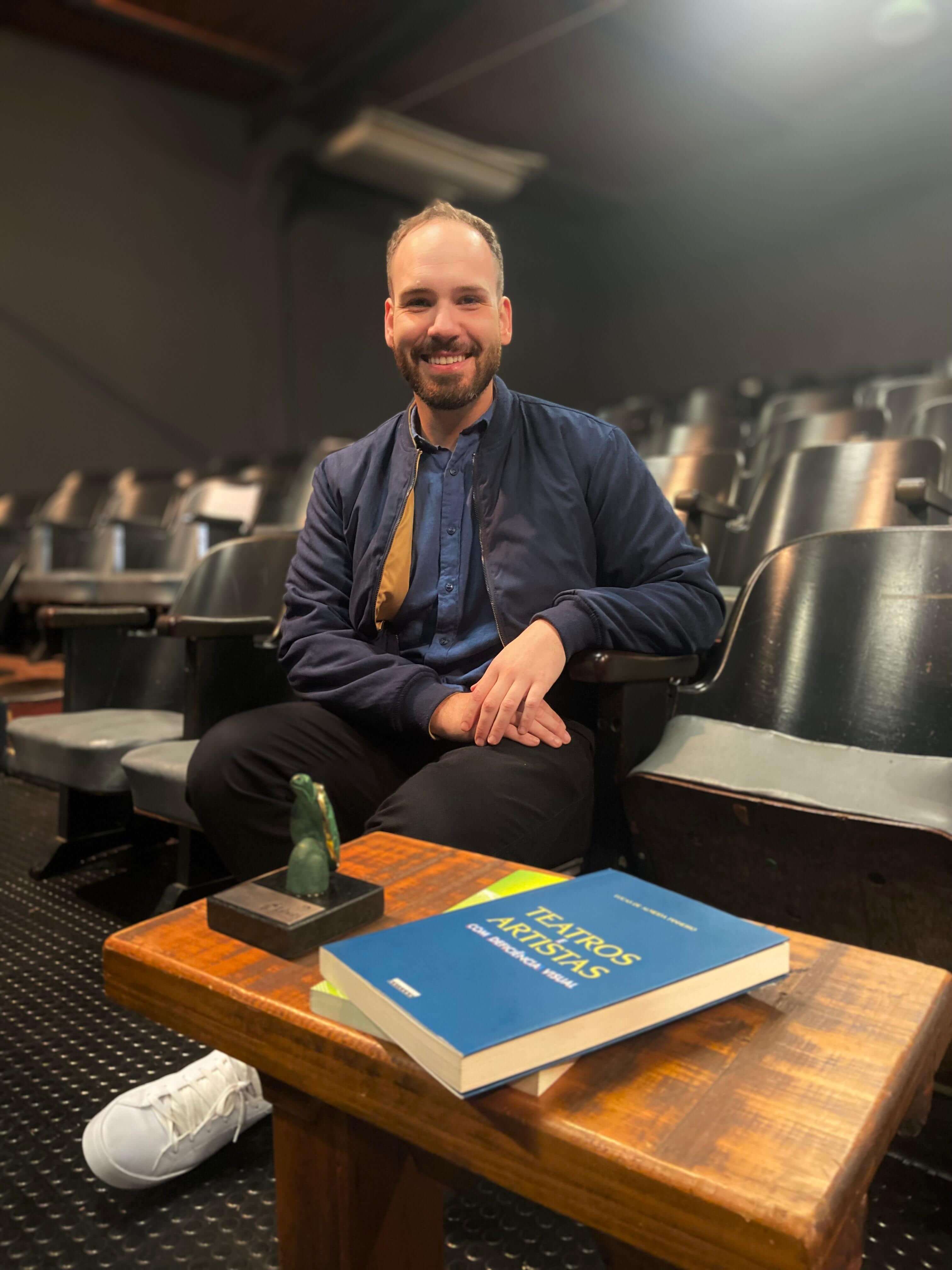 Capa de post: Lucas Pinheiro, professor da UEM, vence o Prêmio Jabuti Acadêmico com livro sobre teatro inclusivo