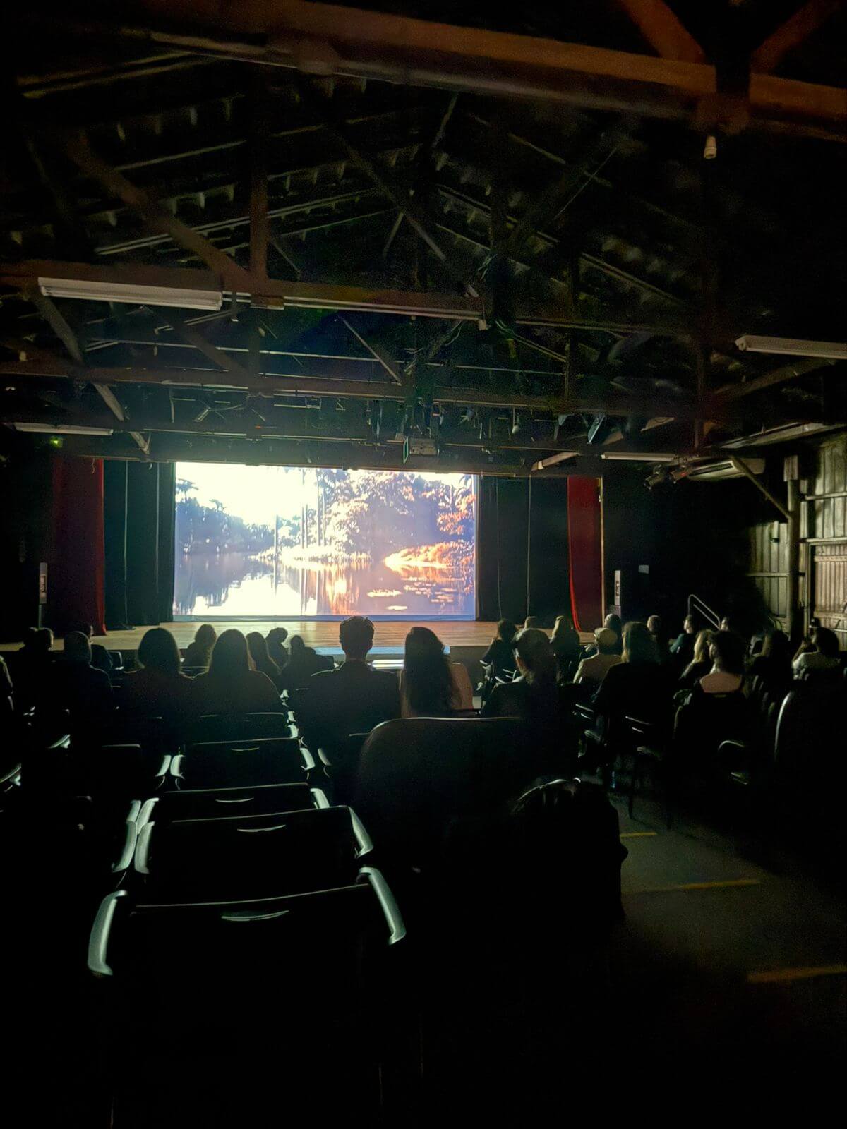 Capa de post: Onde assistir cinema de graça em Maringá