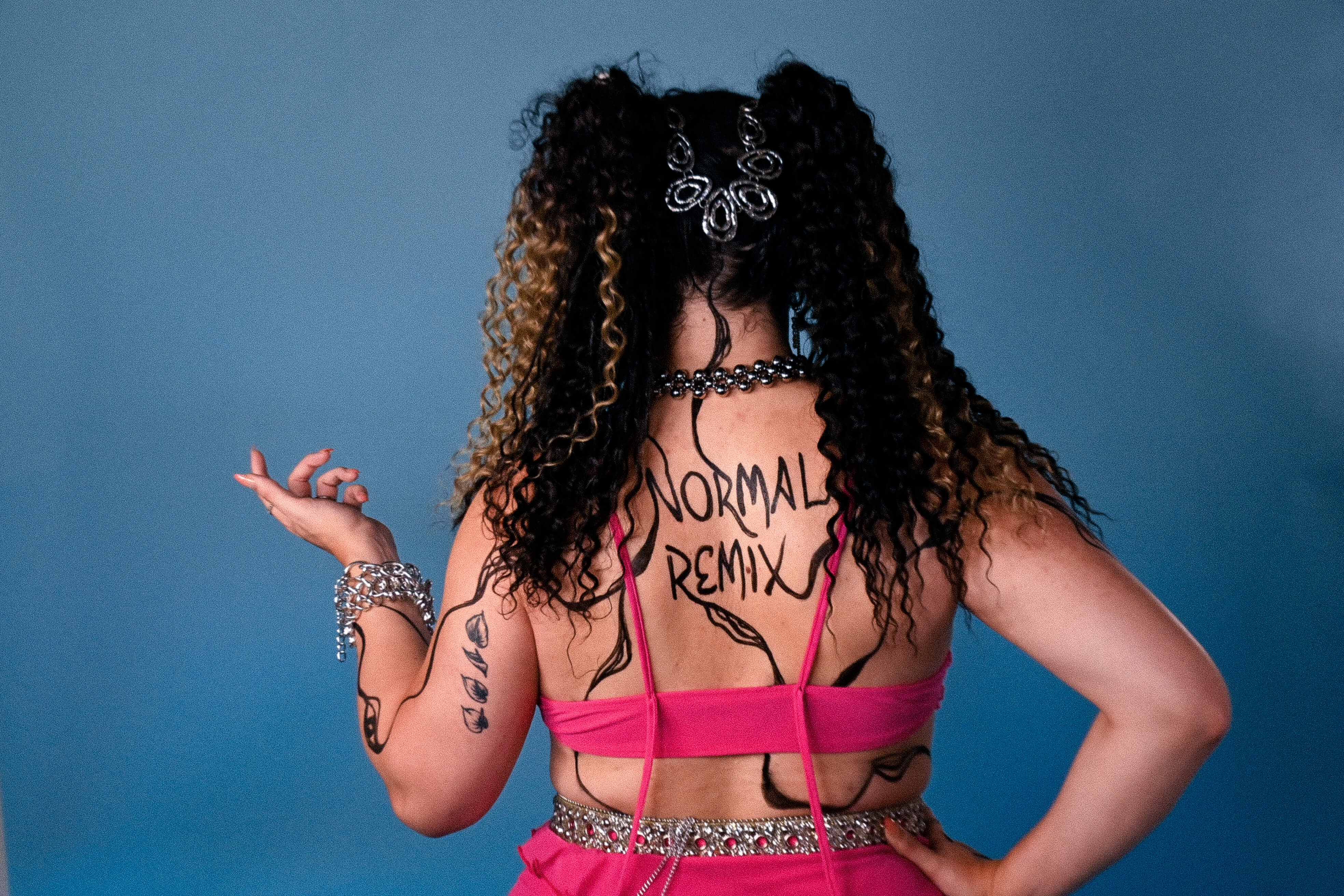Capa de post: Leffs lança novo single, “Normal Remix”, nas plataformas digitais