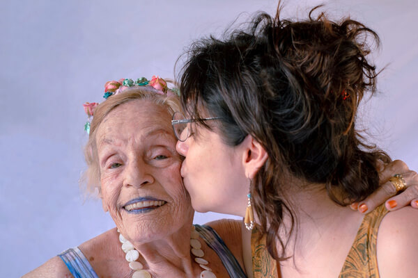 Capa de post: Exposição “Brechó Escalafobético” celebra  a obra de Célia Regina em Maringá