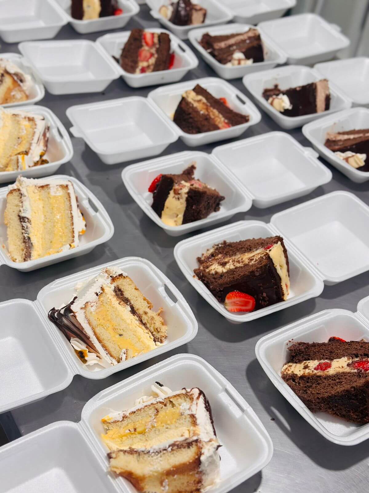 Capa de post: 4 lugares para você comprar fatias de bolo gigantes em Maringá 