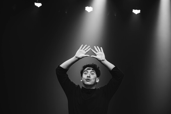 Capa de post: Clássico de Dario Fo ganha versão solo inédita e chega aos palcos de Maringá