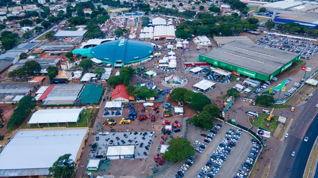 Capa de post: Sociedade Rural de Maringá prepara Festival Pé Vermelho, o maior festival country do Paraná