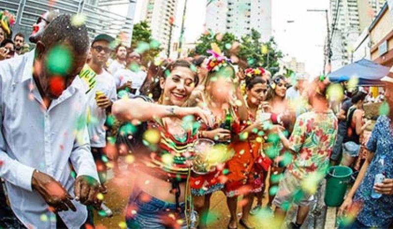 Capa de post: Carnaval de rua em Maringá contará com 10 blocos diferentes em 2018