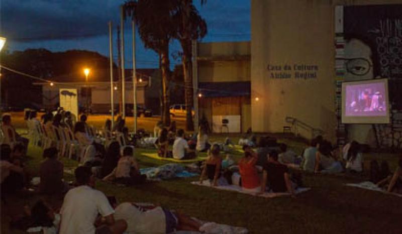 Capa de post: HOJE: Cinema a Céu Aberto exibe o filme 'Deus é Brasileiro'