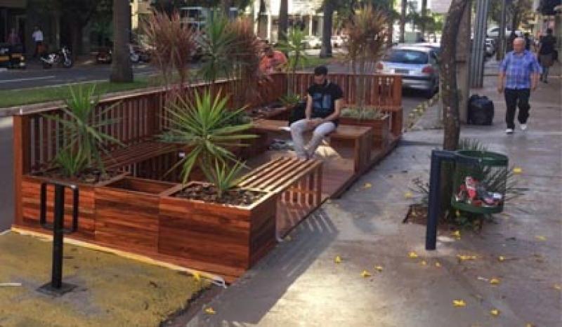 Capa de post: Primeiro parklet de Maringá está instalado na Av. João Paulino Vieira Filho